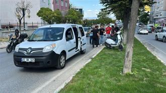 Motosikletle, hafif ticari araca çarpıştı; 2 yaralı