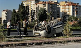 Kayseri’de hafif ticari araç takla attı: 2 yaralı