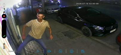 İş yerinin camını tekmeyle kıran şüpheliyi esnaf yakaladı; olay anı kamerada