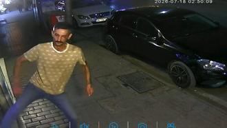 İş yerinin camını tekmeyle kıran şüpheliyi esnaf yakaladı; olay anı kamerada