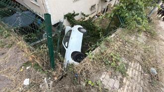 Otomobil apartmanın bahçesine uçtu; 1 yaralı