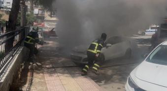 Siirt’te park halindeki iki otomobil yandı