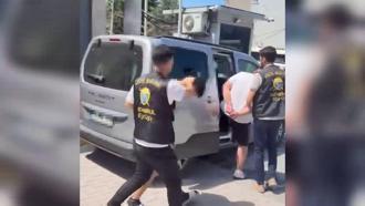 Eyüpsultan'da market işletmecisini tehdit edip silahlı saldırı düzenleyen 2 şüpheli kamerada