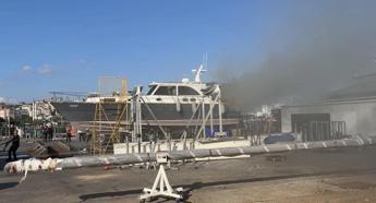 Pendik Marina’da bakımdaki teknede çıkan yangın söndürüldü