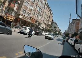 Esenler'de otomobilin kadına çarptığı anlar kamerada