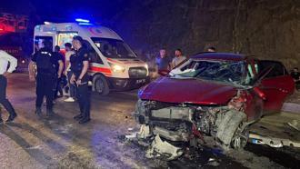 Hakkari'de otomobiller çarpıştı; 2'si ağır 7 yaralı