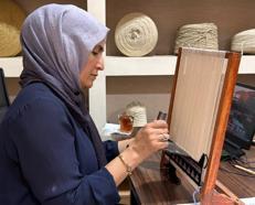 Minyatür tezgahlarla dokuma sanatını gençlere aktarıyor