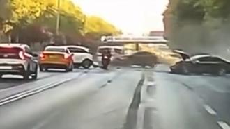 Esenler'de 5 aracın karıştığı zincirleme kaza kamerada: 3 yaralı