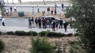 Kazaya karışan otomobil refüjü aşıp karşı şeride savruldu: 2 yaralı