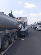 Tankere arkadan çarpan kamyondaki 2 kişi yaralandı