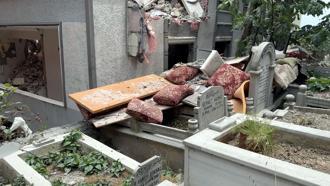 Avcılar’da 4 katlı binanın yıkımında mezarlara önlem: Süngerler amortisör görevi gördü