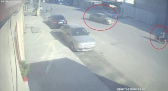 Otomobilin motosiklete çarptığı kaza kamerada; 1 yaralı