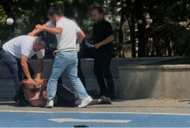 Tartıştıkları kişiyi döven 4 kişi gözaltına alındı; olay kamerada