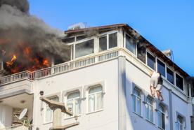 Yangında teras korkuluğundan sarkıp, kurtarılmayı beklediler