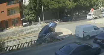 Pendik'te otomobil dereye düştü; kaza kamerada