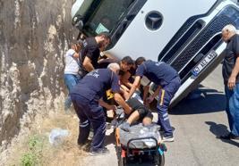 Mardin’de yan yatan TIR’ın şoförü yaralandı