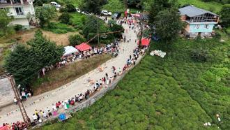 Rize'deki festivalde 12 ülkeden katılımcılar tahta arabalarla yarıştı