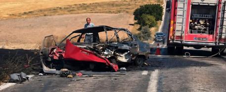 Çarpışan otomobillerden biri alev aldı: 1 ölü, 2 yaralı