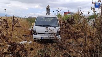 Lastiği patlayan kamyonet, tarlaya uçtu; 1 yaralı