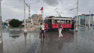 Taksim'de yağış etkili oluyor