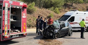 Otomobiller çarpıştı: 1 ölü, 2 yaralı