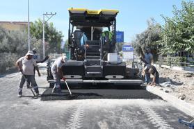 Kuşadası'nda bir sokak daha sıcak asfalta kavuştu