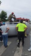 Sultangazi’de orta refüje çarpan otomobil devrildi; kaza kamerada