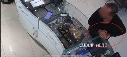 Kuyumcu dükkanında altın kolye hırsızlığı kamerada