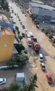 Adana'da su borusu patladı, yollar göle döndü