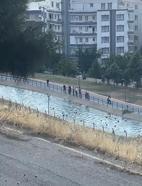 Selfie çekerken sulama kanalına düşen çocuğu çevredekiler kurtardı