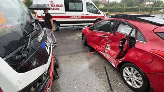 Düzce'de yolcu midibüsü ile otomobil çarpıştı: 5 yaralı