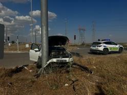 Kilis'te kontrolden çıkan otomobil yön tabelasına çarptı: 2 yaralı