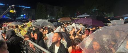 Semicenk konserine gelenler sağanak yağmura rağmen alandan ayrılmadı