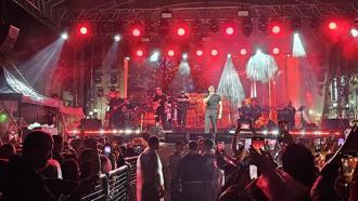 Semicenk konserine gelenler sağanak yağmura rağmen alandan ayrılmadı
