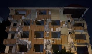 Kartal'da tahliye edilen 5 katlı binanın balkonları ve duvarı çöktü