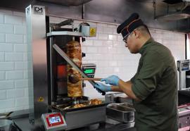 Antalya sıcağında döner ustalarının zorlu mesaisi