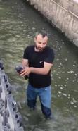 Su kanalına düşen yaralı güvercini kurtarıp, 'Boncuk' ismini verdi