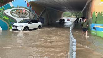 Kocaeli'de sağanak; alt geçit suyla doldu