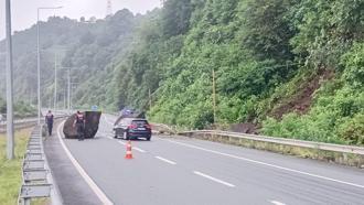 Rize'de dev kayalar sahil yoluna düştü
