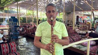 Bisikletle Beyazsu'ya gidip ücretsiz müzik dinletisi sunuyor