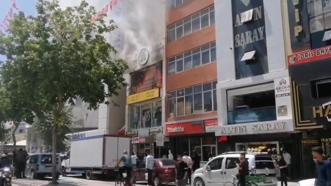 Van'da iş yerinde yangın; çatıya çıkan 2 kişi kurtarıldı