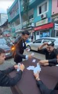 Harçlık için gelin arabasının önünü kesip, yolun ortasında iskambil oynadılar