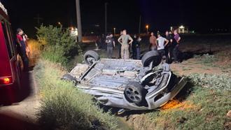 Sulama kanalına devrilen otomobilde 3 kişi yaralandı