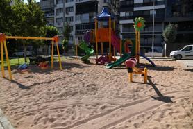 Yunusemre'de zeytin çekirdeğinden park zemini
