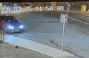 Beylikdüzü'nde motosikletle otomobile çarpan 2 çocuk ağır yaralandı; kaza anı kamerada