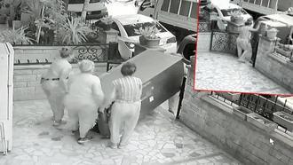 Avcılar'da yaklaşık 100 kilogram ağırlığında buzdolabını çalan 4 kadın kamerada