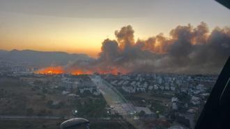Mersin'de yerleşim yeri yakınında çıkan yangın, büyümeden kontrol alltına alındı