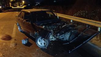 Bursa'da ağaca çarpan otomobilin sürücüsü yaralandı