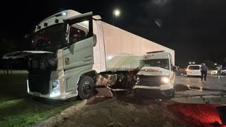 Ambulansla TIR çarpıştı; 3’ü sağlıkçı, 6 yaralı