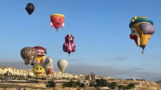 Kapadokya’da figürlü balonlar, gökyüzünü renklendirdi